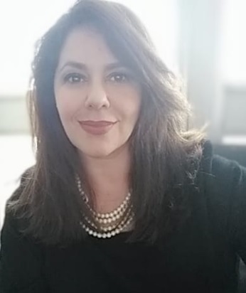Elisa Robson é jornalista, especialista em Marketing e Negócios e Mestre em Comunicação e Linguagens. É casada com Ronaldo Robson de Freitas e são pais de três filhos.