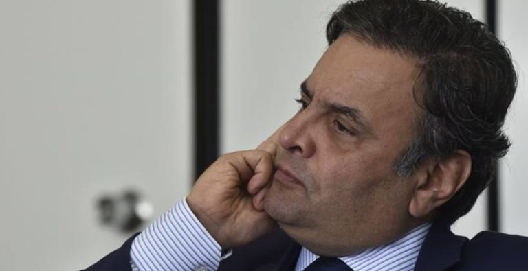 Em casa no Lago Sul, Aécio mantém contato com aliados após afastamento