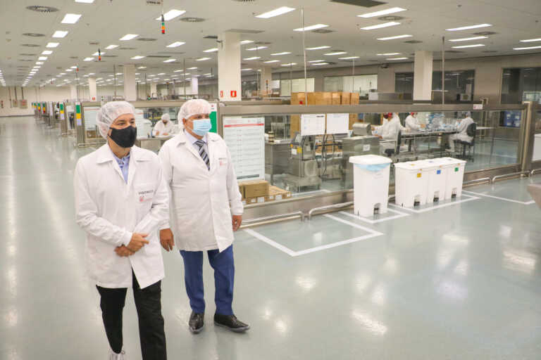 Ibaneis Rocha visita fábrica que produz a vacina Sputnik V no DF