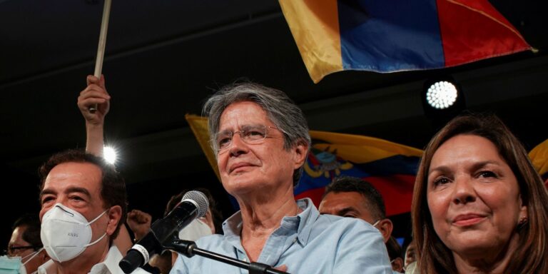 Equador: banqueiro tem vitória surpreendente sobre socialista