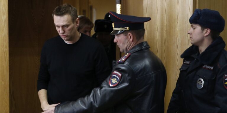 Em greve de fome, opositor russo Navalny será transferido a hospital