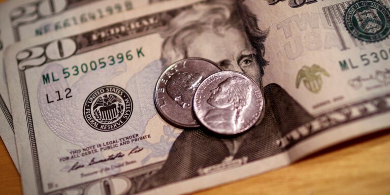 Influenciado por exterior, dólar fecha no maior valor em duas semanas