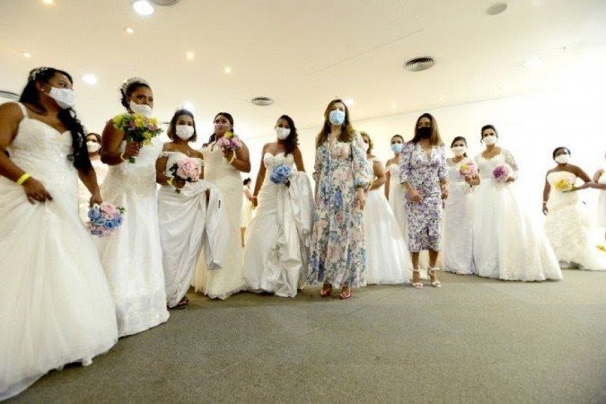 Prova do vestido para 40 noivas no Museu da República