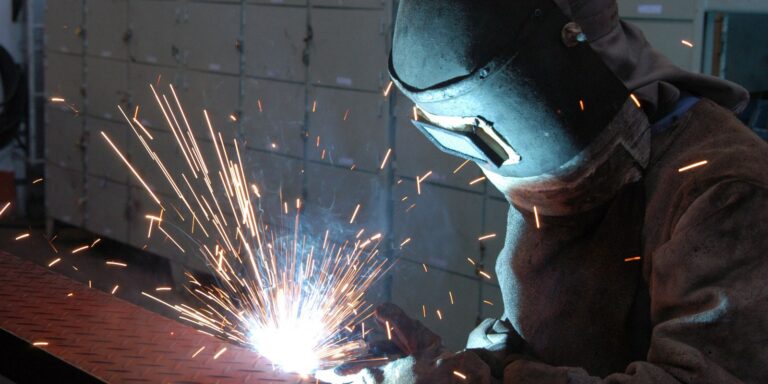 Produção industrial recua 1,3% em abril, diz IBGE