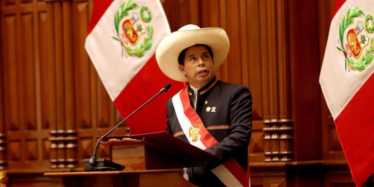 Castilho assume presidência do Peru e defende país sem corrupção