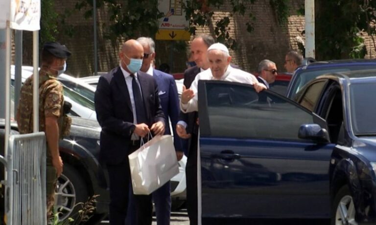 Papa Francisco deixa o hospital
