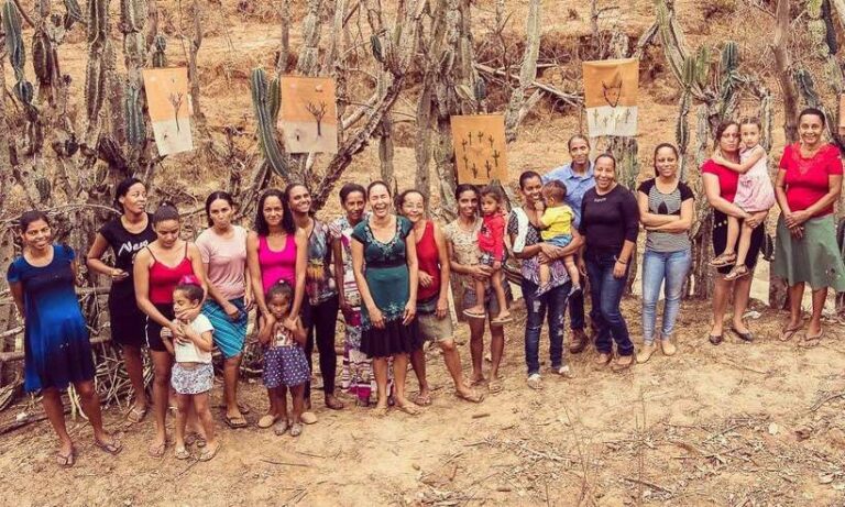 Projeto reúne mulheres do Vale do Jequitinhonha para apresentar a beleza dos bordados da região