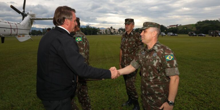 Bolsonaro participa da formatura de cadetes do Exército na Aman