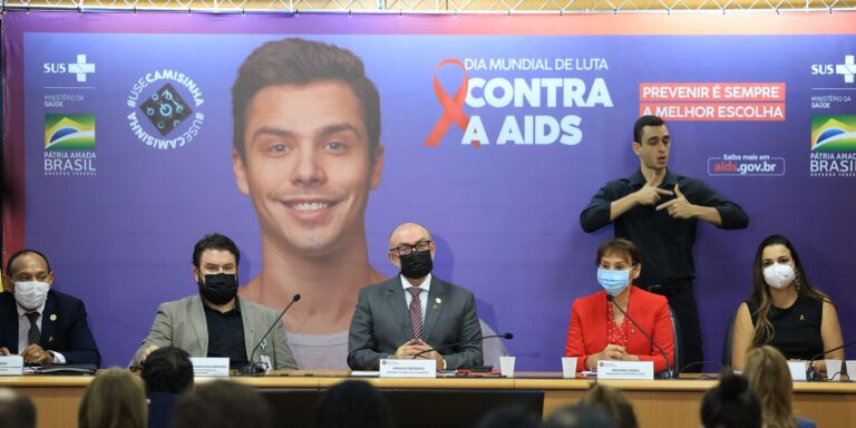 HIV: Brasil tem 694 mil pessoas em terapia antirretroviral