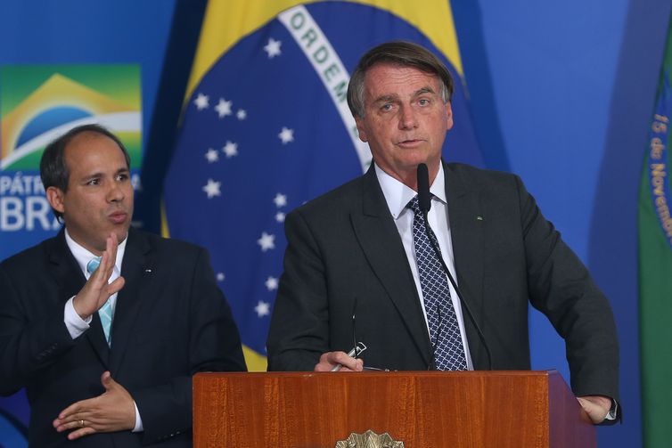 O presidente da República,Jair Bolsonaro, participa de cerimônia de assinatura de termos de autorização de uso de radiofrequências pelas empresas vencedoras das faixas do leilão do 5G, no Palácio do Planalto