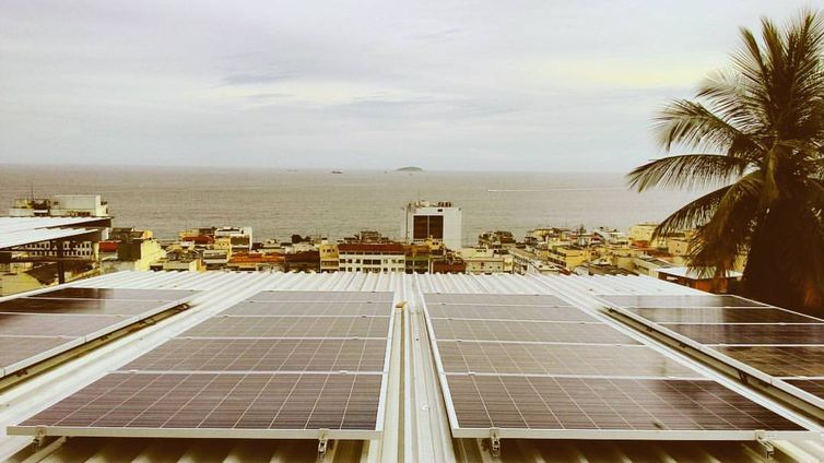 Comunidade do Rio investe em energia solar