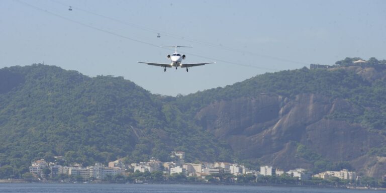 Bolsonaro autoriza voo em classe executiva para ministros e servidores