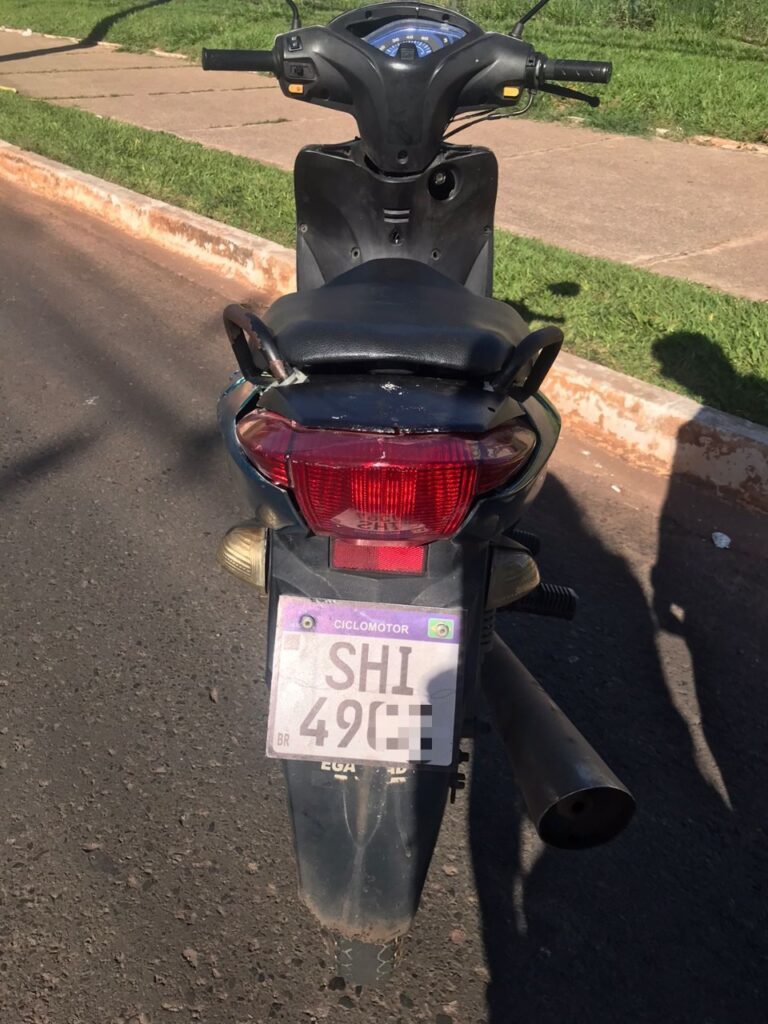 Detran-DF flagra motocicleta com placa de papelão  – Departamento de Trânsito