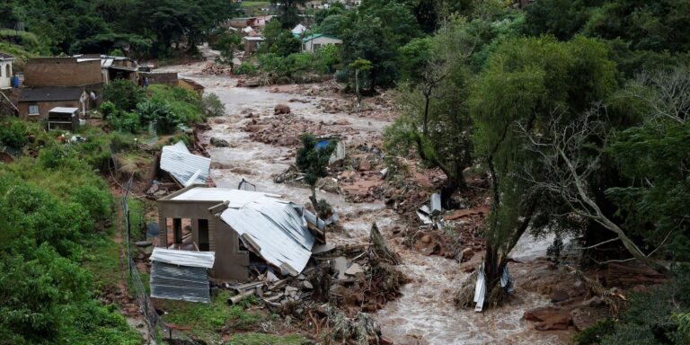 Sul-africanos procuram sobreviventes após enchentes