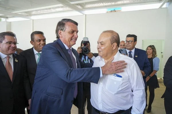 Bolsonaro e Ibaneis participam de culto na nova sede da Universal