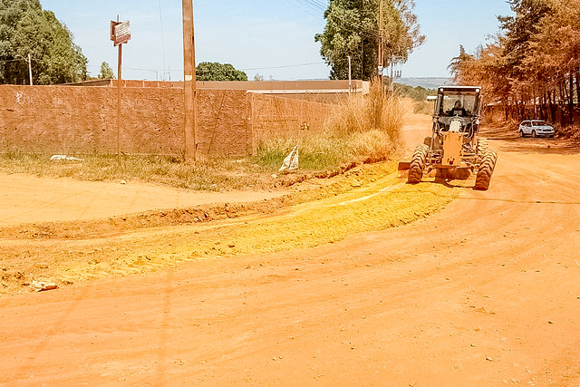 Renovação de mais de 7 km de estradas de terra beneficia 570 estudantes