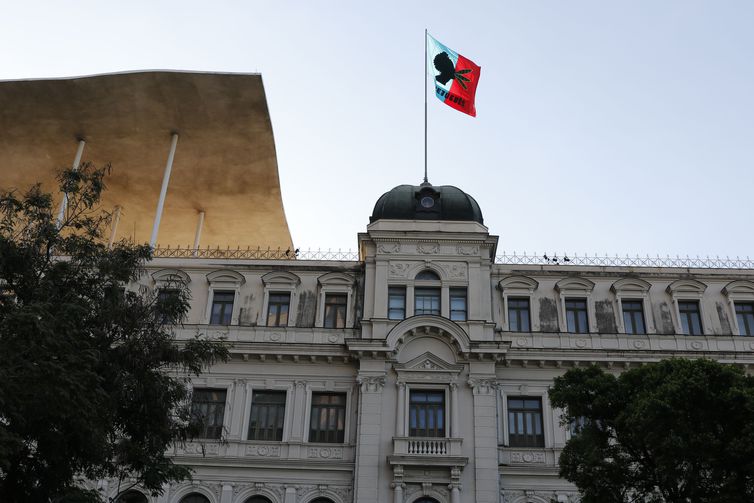 Nova bandeira do Museu de Arte do Rio, na Praça Mauá, leva imagem de mulher negra, criada pela artista Rosana Paulino.