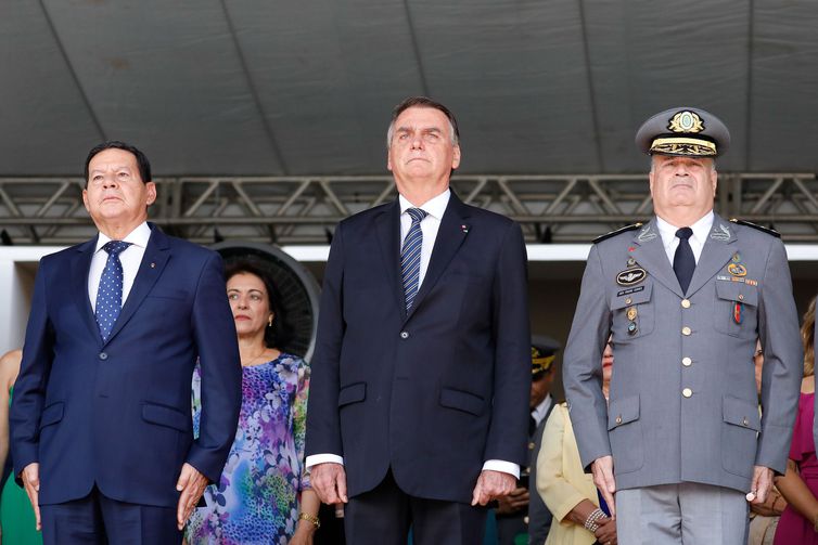 Cerimônia de Entrega de Espadas aos Aspirantes a Oficial da Turma “Bicentenário da Independência do Brasil”.