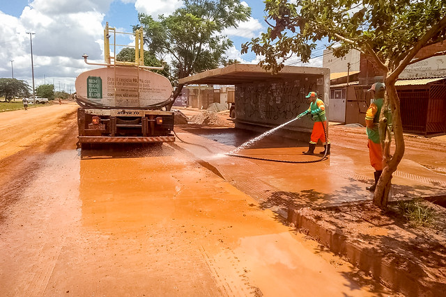 GDF Presente faz limpeza emergencial e recuperação asfáltica em Ceilândia