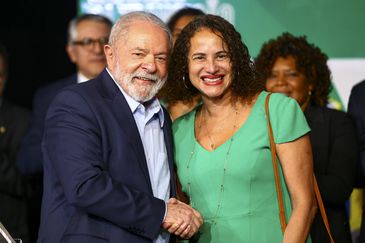 O presidente eleito, Luiz Inácio Lula da Silva, e a futura ministra da Ciência e Tecnologia, Luciana Santos, durante anúncio de novos ministros que comporão o governo.