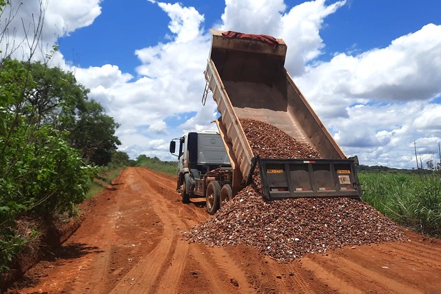 GDF Presente recupera estrada rural e retira entulhos no Riacho Fundo II