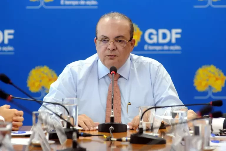 Alexandre de Moraes revoga o afastamento do governador Ibaneis Rocha, do DF