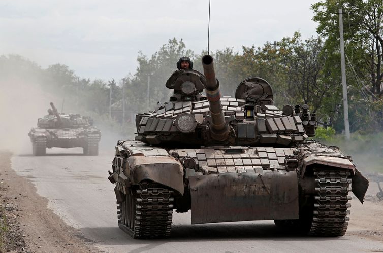 Tanques de tropas pró-Rússia atravessam rua na cidade de Popasna, na região de Luhansk, na Ucrânia