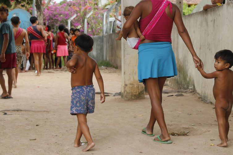 Yanomamis aguardam por familiares nos arredores do Hospital de Campanha que presta atendimento aos indígenas em situação de emergência em Boa Vista.