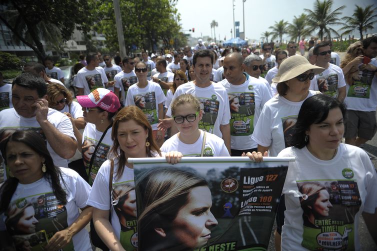 Rio de Janeiro - Grupo participa de caminhada, organizada pelo Ministério Público do Rio de Janeiro, pelo fim de todas as formas de violência contra a mulher (Fernando Frazão/Agência Brasil)