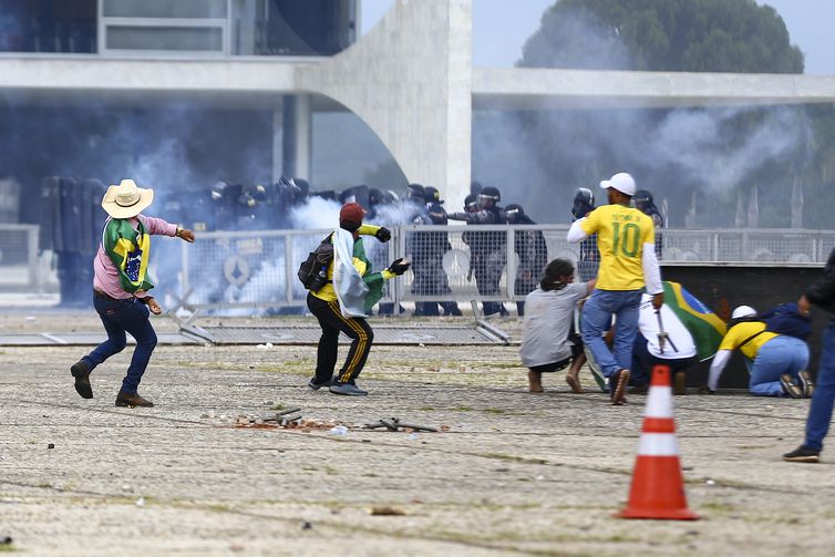 Manifestantes invadem Congresso, STF e Palácio do Planalto.