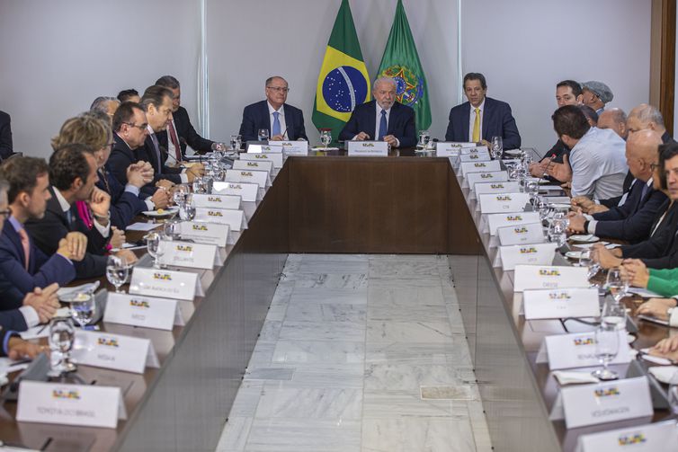 Brasília (DF) 25/05/2023 - O presidente Luiz Inácio Lula da Silva (c), acompanhado do vice-presidente, Geraldo Alckmim (e) e do Ministro da Fazenda, Fernando Haddad (d) participam da reunião com Entidades Representativas do Setor Automotivo, nesta quinta feira no Palácio do Planalto.
Foto: Joédson Alves/Agência Brasil