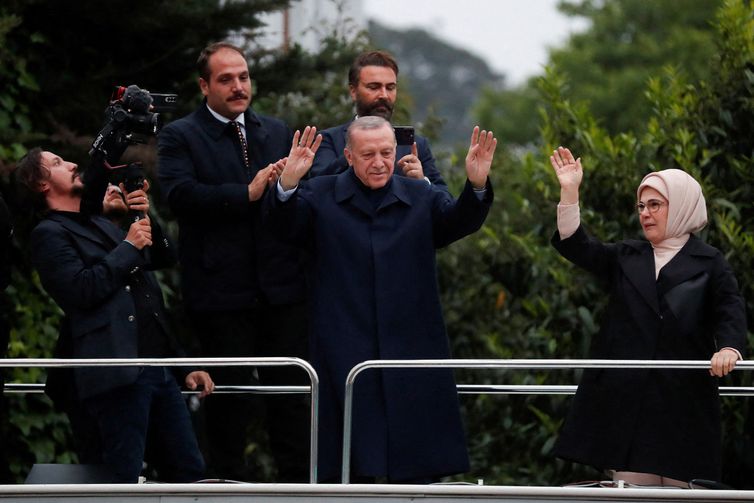 Turkish President Tayyip Erdogan gestures as he addresses his supporters following early exit poll results for the second round of the presidential election in Istanbul, Turkey May 28, 2023. REUTERS/Murad Sezer     TPX IMAGES OF THE DAY