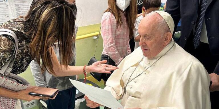 Papa deixa hospital “em melhor forma do que antes”, diz médico