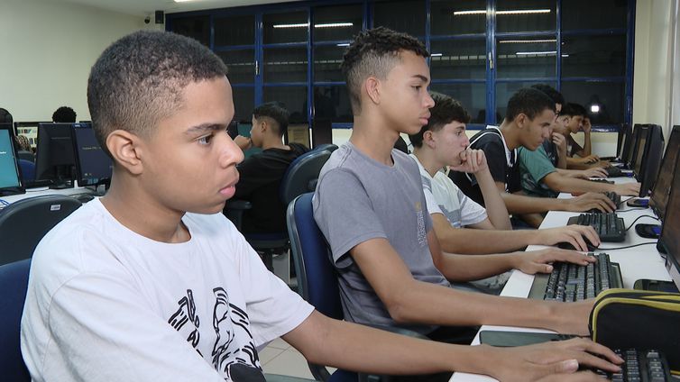 Brasília (DF) - Caminhos da Reportagem - Alunos participam de curso técnico e profissionalizantes que é um atalho para o 1 emprego.
A taxa de desemprego no Brasil é de 8,8%, segundo a pesquisa mais recente do IBGE. Já entre os jovens de 18 a 24 anos, esse índice é o dobro: 18%.
Foto: Divulgaçāo