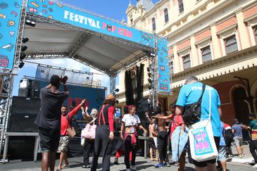 São Paulo (SP), 17/08/2023 - Apresentação do Slamis, organizado pelo psiquiatra e palhaço Flávio Falcone e a palhaça Mafalda, durante o Festival Cultura e Pop Rua no Museu da Língua Portuguesa, em frente a estação da Luz. Foto: Rovena Rosa/Agência Brasil