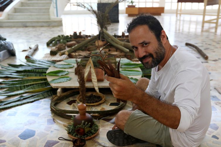 Rio de Janeiro (RJ), 22/09/2023 - O artista Artur Torres e sua obra em exposição. Museu Bispo do Rosário inaugura exposição 