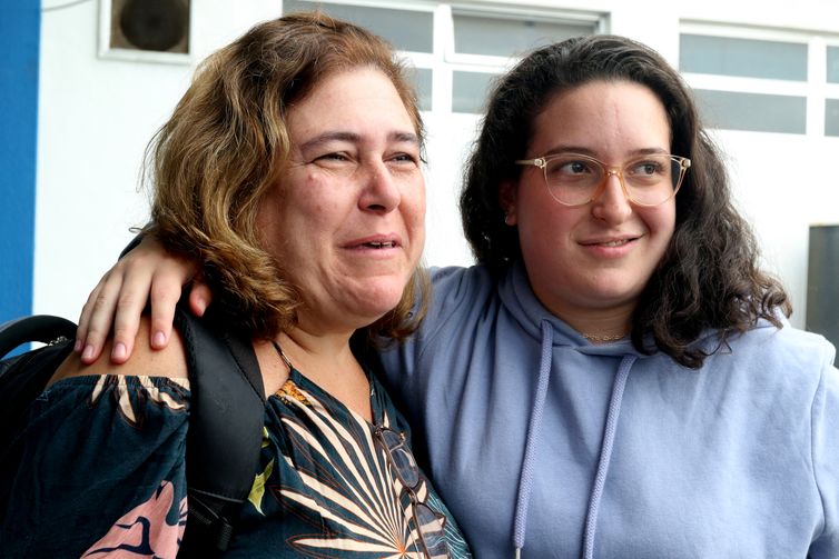 Rio de Janeiro (RJ), 21/10/2023 -A estudante, Aline Engelender,  retorna ao país. Voo da Força Aérea Brasileira (FAB), com brasileiros repatriados, pousa na Base Aérea do Galeão. A Operação Voltando em Paz, do Governo Federal, realiza o oitavo voo de repatriação de brasileiros partindo de Israel. Foto:Tânia Rêgo/Agência Brasil