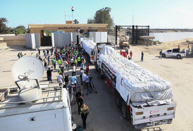 Trucks carrying humanitarian aid from Egyptian NGOs drive through the Rafah crossing from the Egyptian side, amid the ongoing conflict between Israel and the Palestinian Islamist group Hamas, in Rafah, Egypt October 21, 2023. REUTERS/Stringer