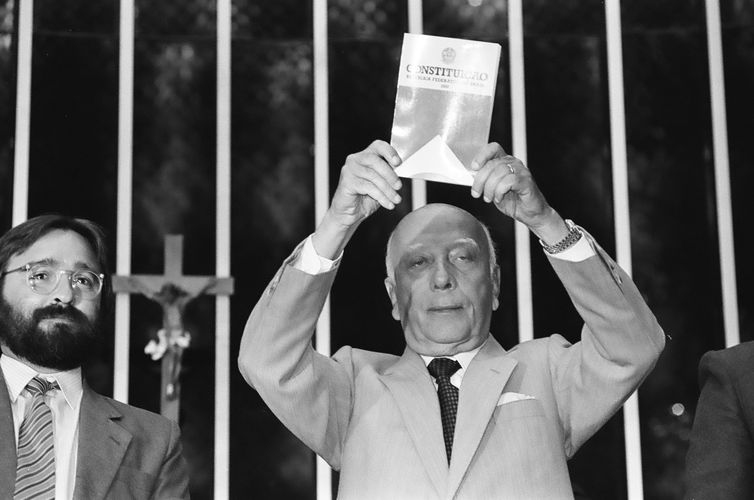 Brasília - A Assembleia Nacional Constituinte completa 30 anos de instalação. A assembleia resultou na Constituição de 1988. Na foto, o presidente da assembleia, deputado Ulysses Guimarães, no dia da promulgação do texto na assembleia 