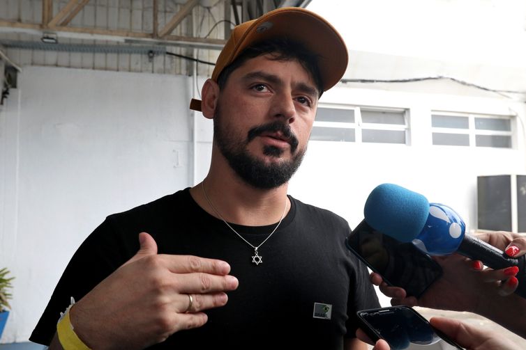 Rio de Janeiro (RJ), 21/10/2023 -O coordenador de projetos, Renato Abreu, retorna ao país. Voo da Força Aérea Brasileira (FAB), com brasileiros repatriados, pousa na Base Aérea do Galeão. A Operação Voltando em Paz, do Governo Federal, realiza o oitavo voo de repatriação de brasileiros partindo de Israel. Foto:Tânia Rêgo/Agência Brasil