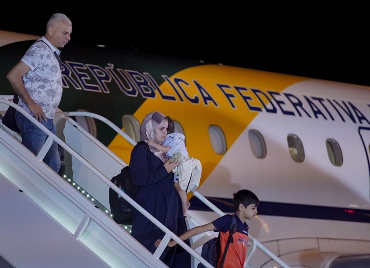 Brasília-DF, 14.11.2023, Chegada do avião presidencial com 32 brasileiros resgatados da Faixa de Gaza que saiu do Cairo (Egito) para o Brasil. A aeronave fez escalas técnicas em Roma (Itália), Las Palmas (Espanha), e no Recife. São 17 crianças, nove mulheres e seis homens que aguardaram mais de 30 dias a permissão das autoridades de Israel, Gaza e Egito para retornar ao Brasil. Foto: Rafa Neddermeyer/Agência Brasil