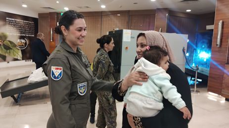 VOLTANDO EM PAZ: Os 32 brasileiros e familiares acabaram de chegar em segurança ao hotel no Cairo, onde foram recebidos pela equipe médica da FAB, que os aguardava no local. Foto: Presidência da República/Twitter