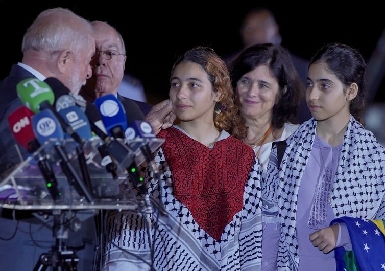 Brasília-DF, 14.11.2023, O presidente Lula, recebe os 32 resgatados da Faixa de Gaza que saiu do Cairo (Egito) para o Brasil. A aeronave fez escalas técnicas em Roma (Itália), Las Palmas (Espanha), e no Recife. São 17 crianças, nove mulheres e seis homens que aguardaram mais de 30 dias a permissão das autoridades de Israel, Gaza e Egito para retornar ao Brasil. Foto: Rafa Neddermeyer/Agência Brasil