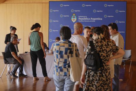 Brasília (DF) 22/10/2023 – Cerca de 23 mil argentinos votam no Brasil no primeiro turno para eleger o novo presidente do país, essa votação acontece na embaixada em Brasília e em 10 consulados espalhados pelo Brasil. Os candidatos à presidência na Argentina finalizaram a campanha prometendo diminuir a inflação. Foto: Joédson Alves/Agência Brasil