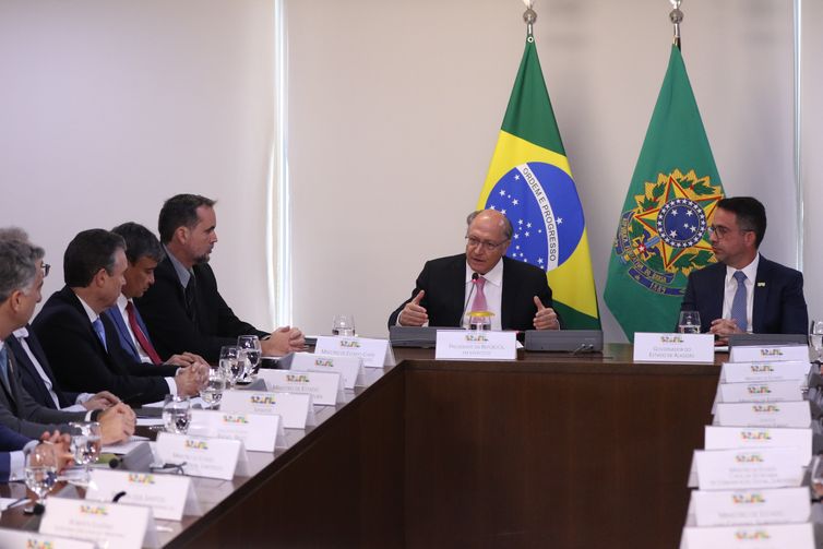 Brasília, DF 05/12/2023 O presidente da República em exercício, Geraldo Alckmin, coordena reunião com nove ministros e o governador de Alagoas, Paulo Dantas, para tratar da situação em Maceió, com o risco iminente de colapso de uma mina de extração de sal-gema da petroquímica Braskem. Foto: Fabio Rodrigues-Pozzebom/ Agência Brasil