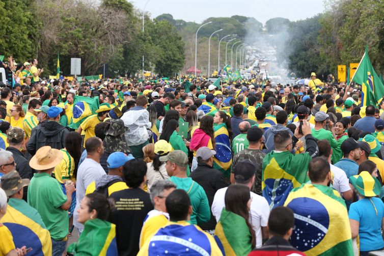 Manifestantes se reúnem em frente ao QG do Exército em Brasília