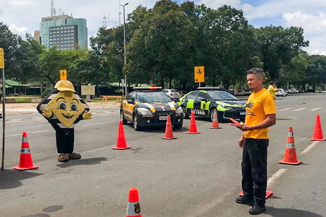 15/01/2024 - Mascote Segurito alerta para cuidados no trânsito durante as chuvas