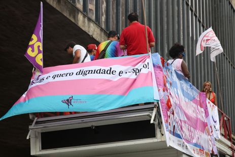 Concentração da VI Caminhada Trans de São Paulo, que celebra o Dia Nacional da Visibilidade Trans e Travesti, no Museu de Arte de São Paulo (Masp), na avenida Paulista.