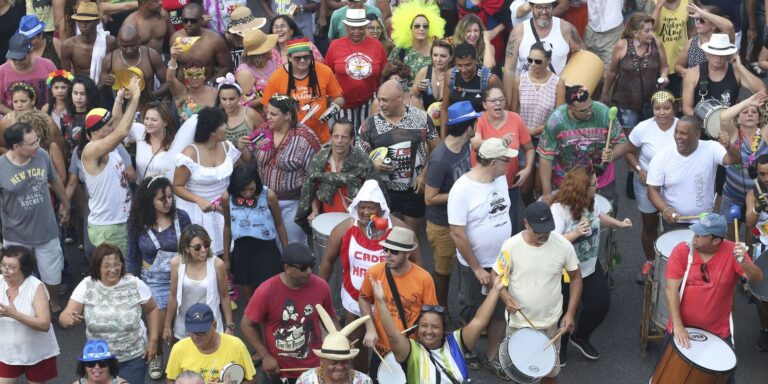 Carnaval de rua em Brasília tem críticas políticas nesta terça-feira