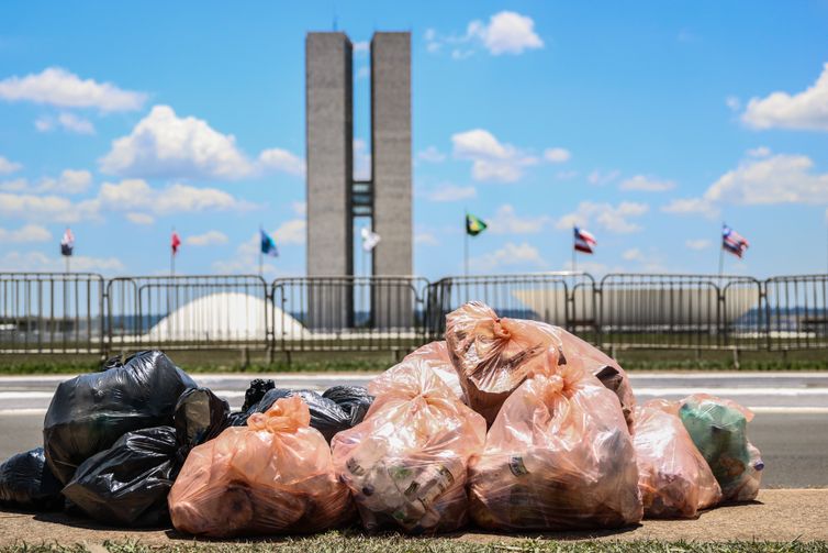 Brasília (DF), 13/12/2023, Sacos de lixo empilhados em frente ao Congresso Nacional. Foto: Jose Cruz/Agência Brasil